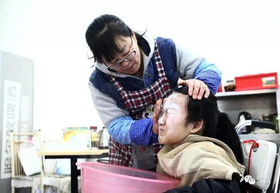 妈妈天天帮静冉洗涮,要靠她本身,一个小时也洗不完