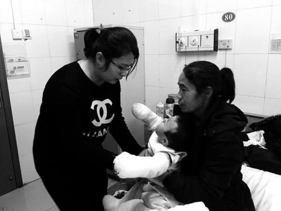 孩子摆脱绳索掉落进锅里