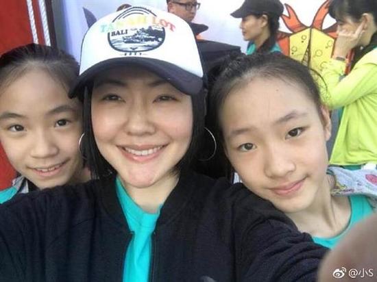 小S与女儿许俏妞(右一)、Lily合照。