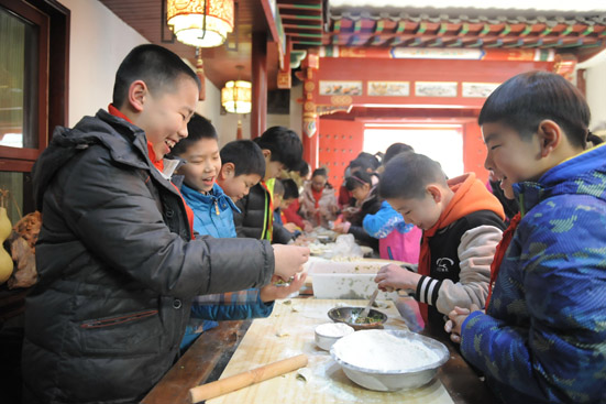 政协委员建议小学试行半天文化课半天实践课（资料图）