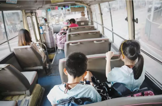 深圳居住香港上学 看3万跨境学童奔波生活|香港