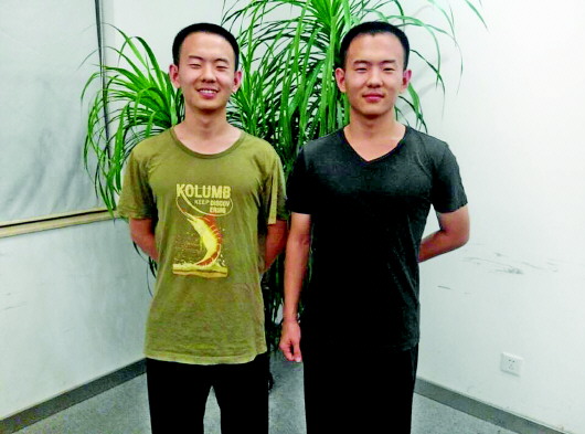 双胞胎“鲲鹏兄弟”徐泽鲲(右)、徐泽鹏一路同校,双双被中国科学院大学录取。 齐鲁晚报记者 李楠楠 摄