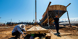 手工建造木渔船过程