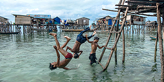 他们每天泡在海里