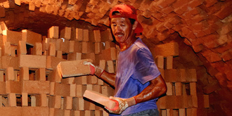 他们在50度的砖窑里工作