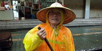 雨中的环卫工辛苦了 雨中的环卫工辛苦了