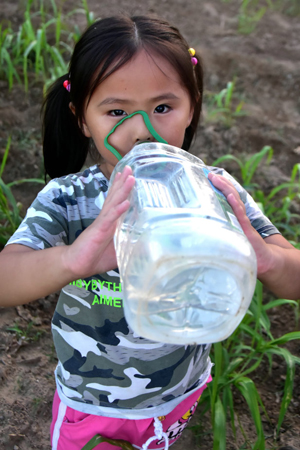 实拍：住在帐篷里的小女孩