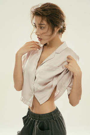 美女轻撩上衣妩媚动人