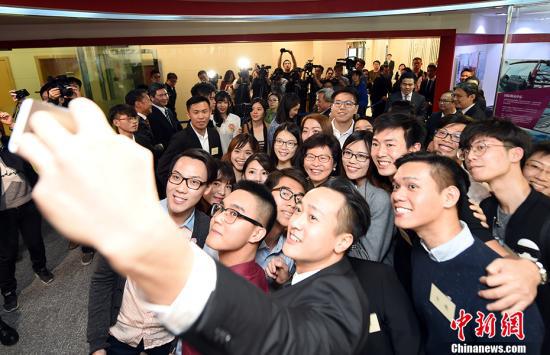 资料图:香港特首林郑月娥与在内地香港学生代表交流。中新社记者 侯宇 摄
