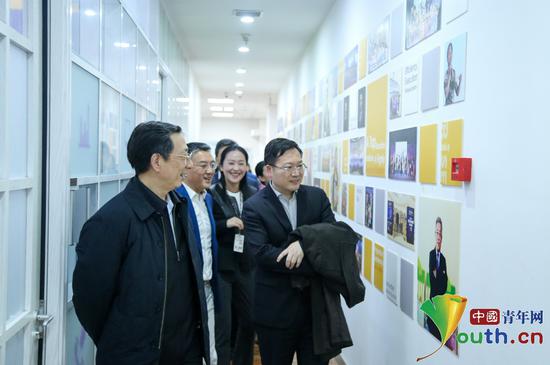 瑞思教育CEO孙一丁(左二)向委员介绍发展情况。中国青年网记者 田昕禾 摄