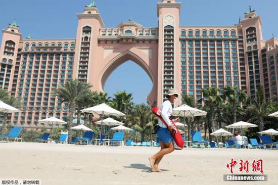 当地时间7月7日，受新冠疫情影响，在阔别3个多月之后，迪拜重新向海外旅客开放，持阿联酋有效签证的外国旅客即日起即可入境。图为迪拜地标建筑五星级棕榈岛亚特兰蒂斯酒店重新开放。