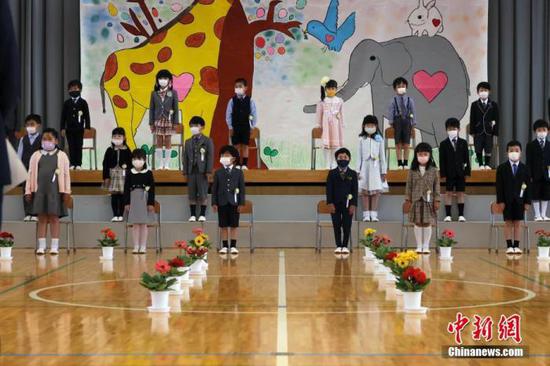 5月下旬，伴随日本大部分地区解除紧急状态，各学校依次复课，图为山梨县一所学校的开学典礼。