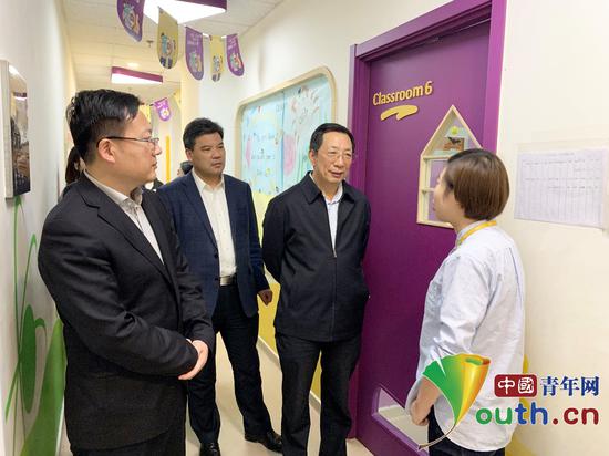 三位委员在瑞思广渠门校区,听取工作人员介绍。中国青年网记者 田昕禾 摄