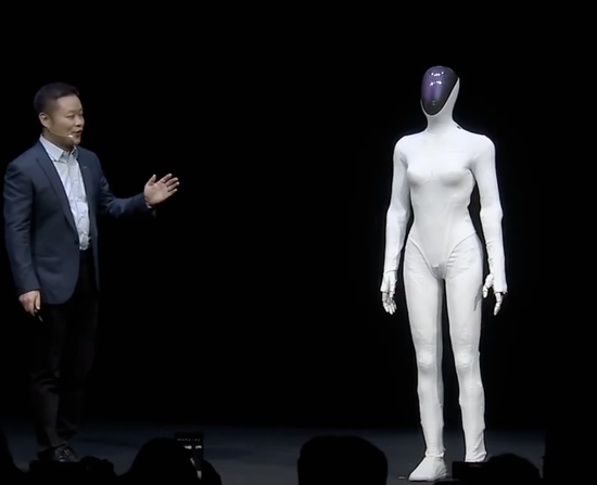 真人套壳?为自证清白,何小鹏剪开人形机器人小腿……