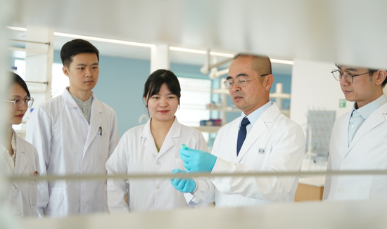 爱尔眼科营收净利“十四”连涨，陈邦：今年眼科行业有望正常增长