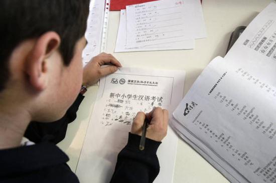 9岁的安东尼奥·马丁在练习写汉字/图自《国家报》