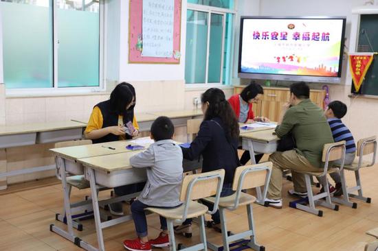 在虹口區民辦宏星小學,今天前來參加面談的孩子在有趣、好玩的活動中完成了一次充滿童趣的快樂活動之旅。何思哲 攝
