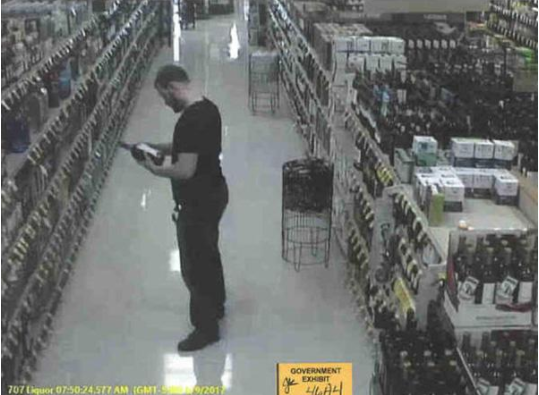 监控显示2017年6月9日7：49-7：51，嫌犯克里斯滕森在案发前于超市购买了一瓶朗姆酒。