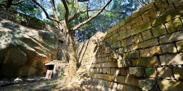 闹市中的600年古城墙