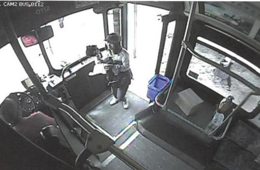 监控显示2017年6月9日，章莹颖上了一辆公共汽车。