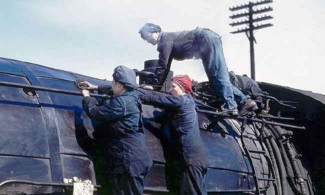 老照片：1943年的美国铁路女工