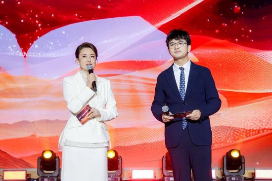 主持人张蕾、赵健