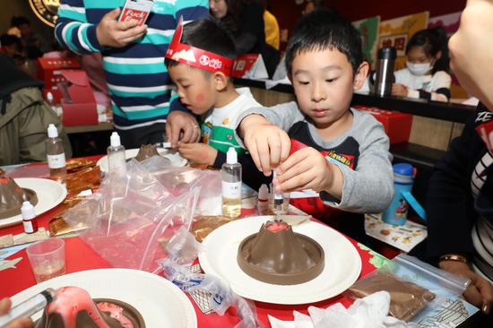 实验现场小朋友的“火山”即将爆发