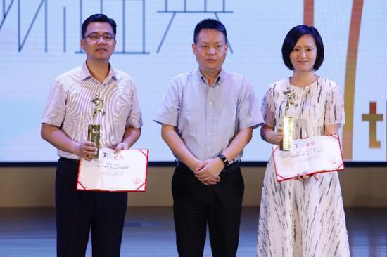 南都报系党委副书记、总经理陈文定向顺德区委宣传部和顺德区北滘镇人民政府赠送小金人 摄影:陈辉