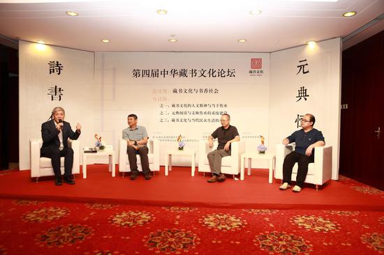 罗新、余世存、尹磊三位学者就“藏书文化与当代民众生活的重塑”发表了意见