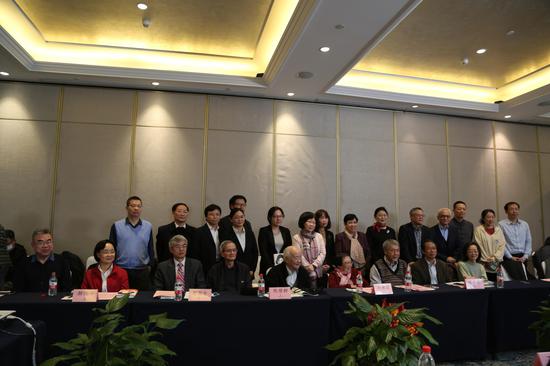 专家学者齐聚一堂共同探讨和分享乐黛云先生丰富的人生经历和突出的学术成就