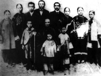 1901年4月，孙中山和家人在檀香山合影。中坐孙母杨太夫人，前立次女孙婉，左立儿子孙科，右立长女孙娫。后排左四孙眉、左五孙中山