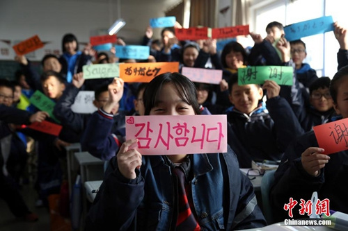 资料图：郑州中学生“感恩节”多国语言表谢意。周小云 摄