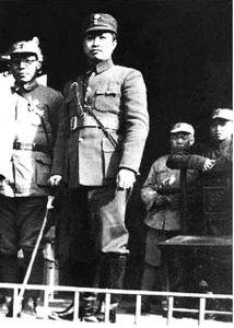 1939年叶挺军长在新四军军部执手杖的戎装照