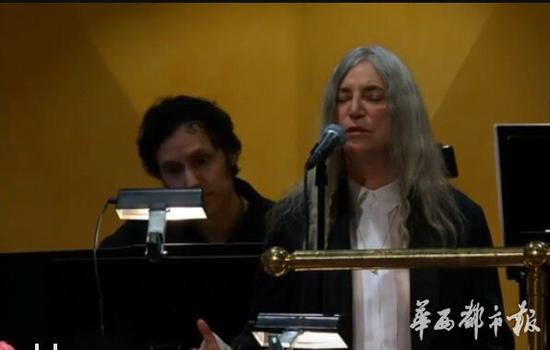 美国女歌手、诗人帕蒂·史密斯（Patti Smith）代为领奖，并演唱鲍勃·迪伦1963年经典作品《A Hard Rain s a-Gonna Fall》。