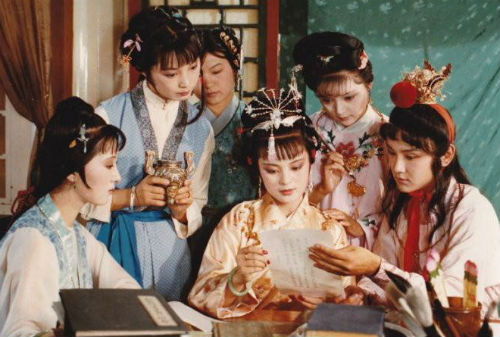 常见文字游戏:《红楼梦》中谁的飞花令玩儿得好_新浪读书_新浪网