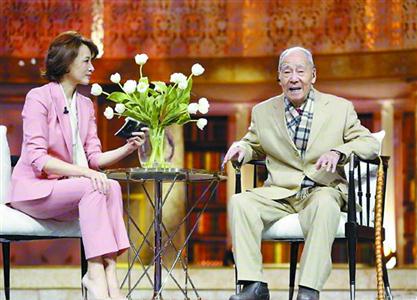 《朗读者》首期节目中登台的96岁翻译家许渊冲与董卿的对谈，感动了无数观众
