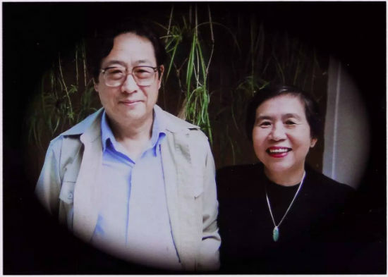 该书结集了翁同龢第五代传人,著名收藏家翁万戈先生及其夫人程华宝