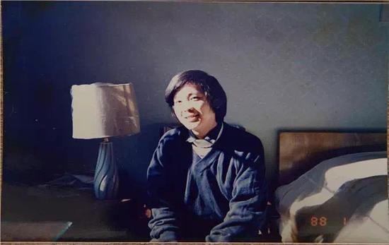 1988年11月，骆一禾在北京皂君庙家中