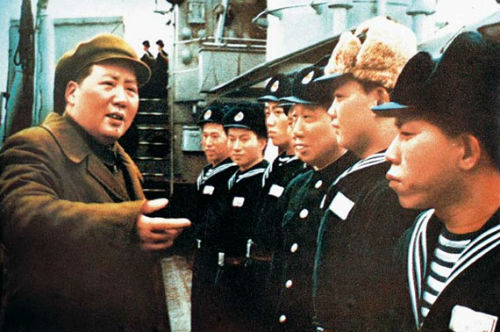 1953年，毛泽东视察海军部队向军人讲话