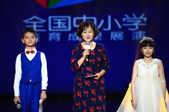 央视少儿频道主持人鞠萍担任主持