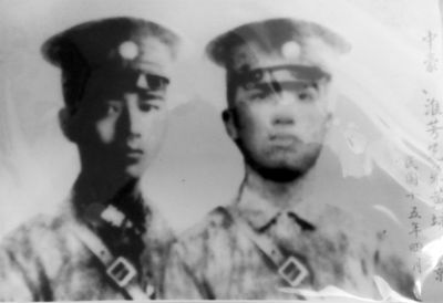 “老军长”伍中豪（右）牺牲的时候只有２５岁