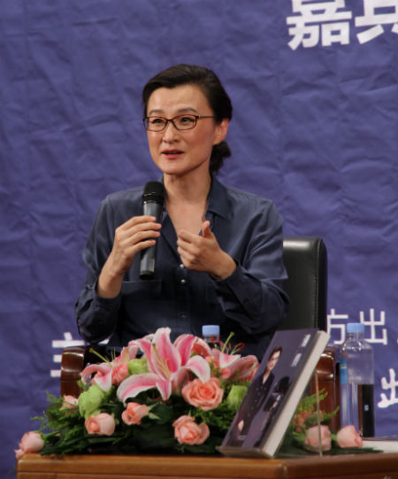 董倩新书《懂得》发布 白岩松笑说自己"旺女主持人"