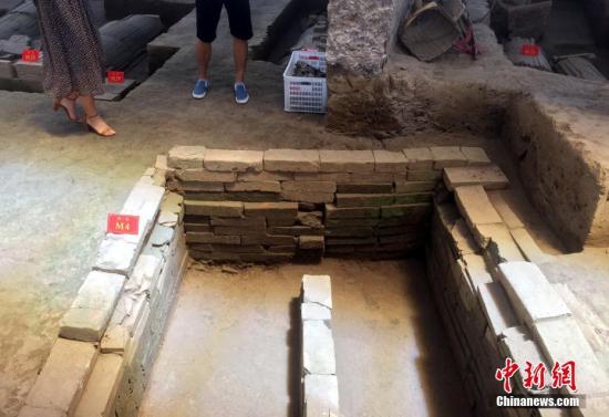 8月28日,江西抚州汤显祖家族墓园中的四号墓(M4)即为汤显祖墓。当天,江西省文化厅、抚州市政府召开新闻发布会宣布,“汤显祖故里”江西抚州市发现汤显祖家族墓园,该墓园共发现42座明清时期墓葬、出土了6方墓志铭,目前基本确定汤显祖墓。 中新社记者 吴鹏泉 摄