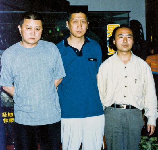 马未都与路东之、作家王朔，1995年，杭州