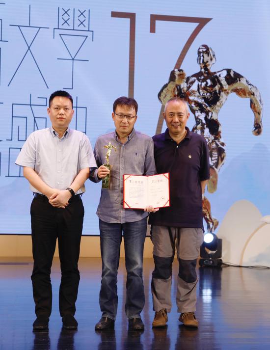 李洱凭借长篇小说《应物兄》折桂2018“年度杰出作家” 摄影:陈辉