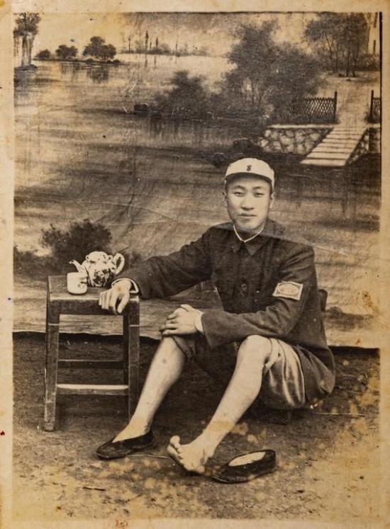 马未都父亲马丹林摄于解放战争行进途中，这是他父亲的第一张照片
