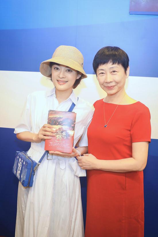 “娘娘”孙俪到《三色镯》新书发布会现场助阵
