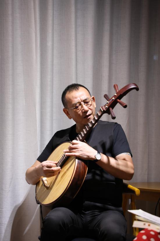 特邀嘉宾、民乐演奏家冯满天现场演奏了中阮