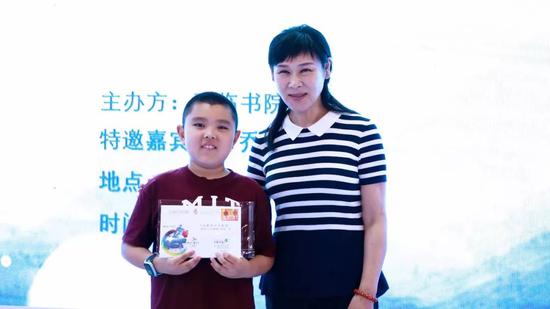 速度滑冰世界冠军叶乔波为现场小朋友赠送“梦想未来信”