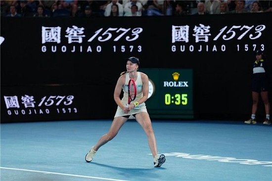 破冰加冕！莱巴金娜2-1击败萨巴伦卡，国窖1573见证胜利时刻！